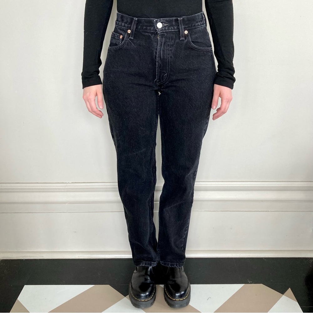 Vintage Levi’s Regular Fit high-waisted washed black jeans. 🖤
